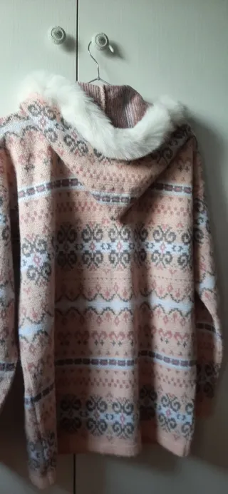 Chaqueta larga de punto con capucha,sin usar.