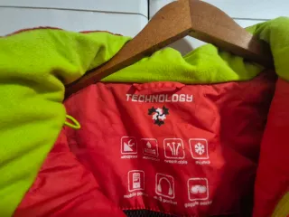 Chaqueta Deportiva Roja y Verde.  Cazadora esquiar