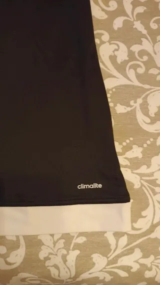 Camiseta Adidas Negra con Rayas Blancas