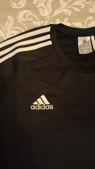 Camiseta Adidas Negra con Rayas Blancas