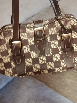 Bolso de hombro marrón con logo NBCK