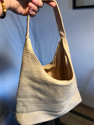 Bolso de mano beige tejido