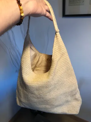 Bolso de mano beige tejido
