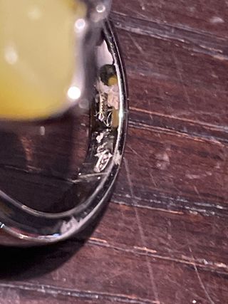 Anello giallo con dettagli argento