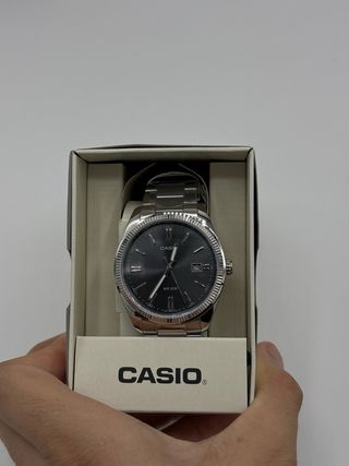 Reloj Casio MTP Negro y Plateado