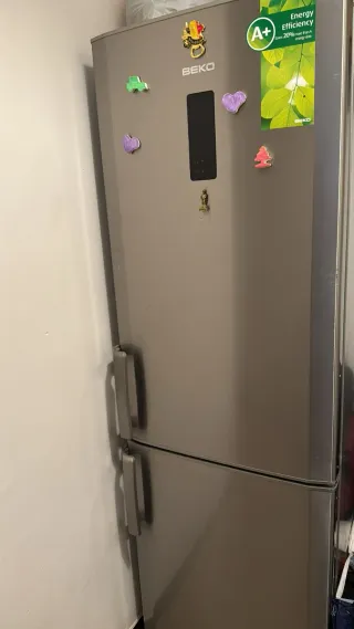 Nevera Beko plateada