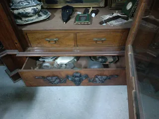 Armario de nogal antiguo con vitrina