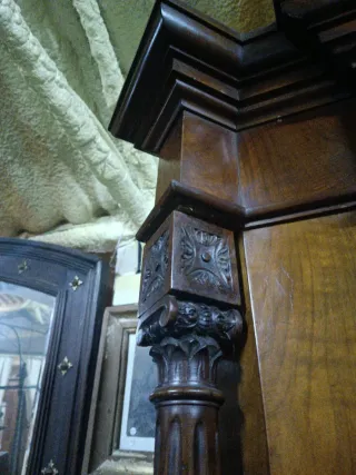 Armario de nogal antiguo con vitrina