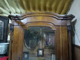 Armario de nogal antiguo con vitrina