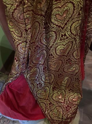 Túnica bordada oro y roja