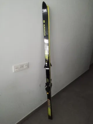 Skis KASTLE negros y amarillos