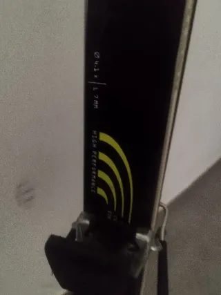 Skis KASTLE negros y amarillos