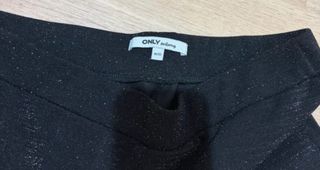 Pantalón brillante negro y plateado