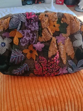 Bolso de mano bordado floral