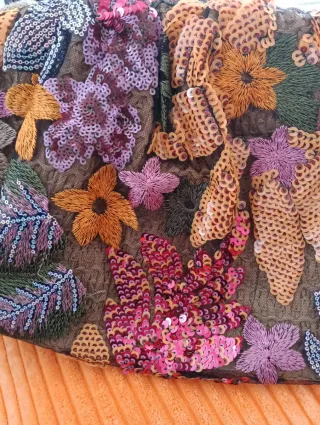 Bolso de mano bordado floral