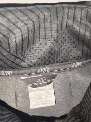 Chaqueta deportiva Nike gris y negra