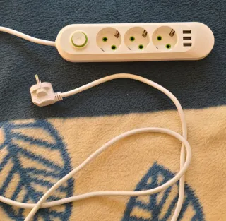 Regleta blanca 3 tomas y puertos USB (2 m)