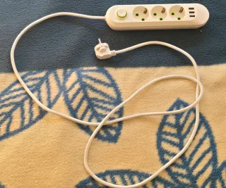 Regleta blanca 3 tomas y puertos USB (2 m)