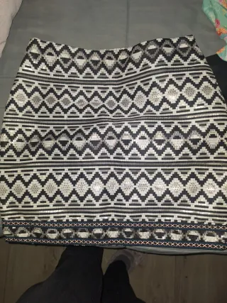 Falda mini geométrica dorada y negra