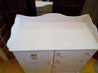 Cómoda juvenil blanca y rosa