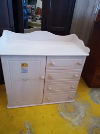 Cómoda juvenil blanca y rosa