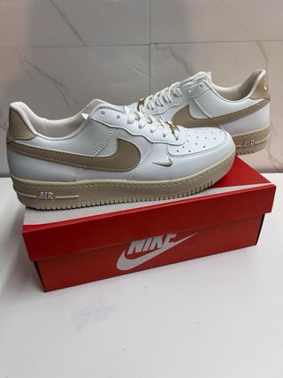 Nike Air Force 1 Beige y Blanco