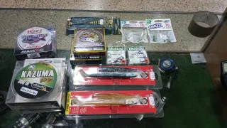 Lote pesca: señuelos, hilos y carrete
