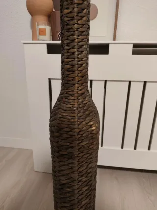 Jarrón de mimbre alto