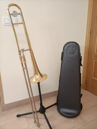 Trombón Yamaha con funda y soporte