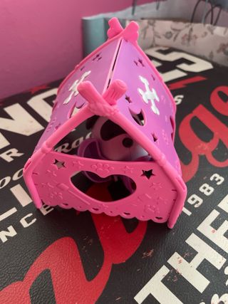 Perrito caminador con casita de juguete