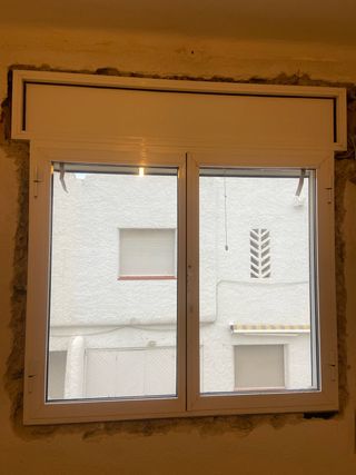 Ventana de aluminio blanca1,34 ample 1,45 llarg.