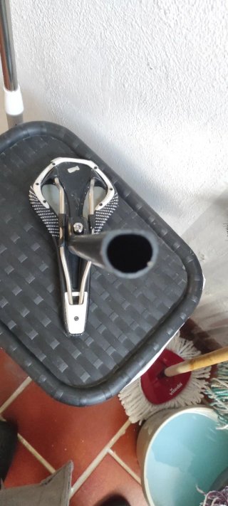 Sillín,  tija  y manillar de bicicleta