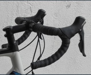 Sillín,  tija  y manillar de bicicleta