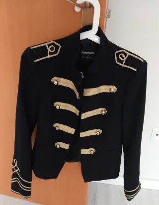 Chaqueta Stradivarius militar negra dorada