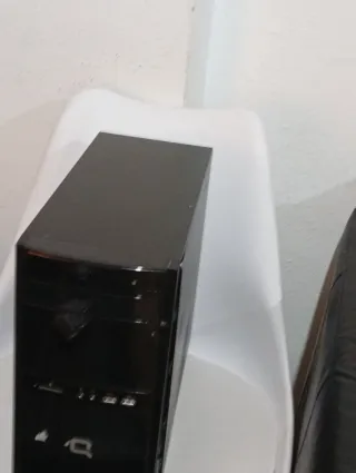 Caja de PC Compaq Negra