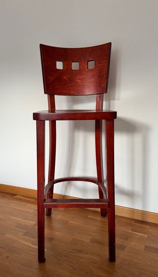Taburete de madera alto. Color caoa