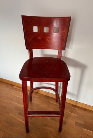 Taburete de madera alto. Color caoa