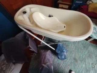 Lote bebé: cuna, bañera, colchón, sábanas