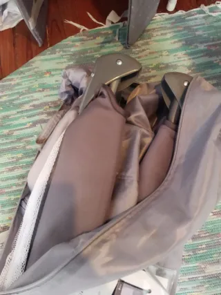 Lote bebé: cuna, bañera, colchón, sábanas