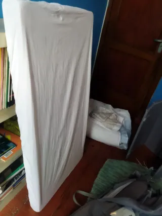 Lote bebé: cuna, bañera, colchón, sábanas