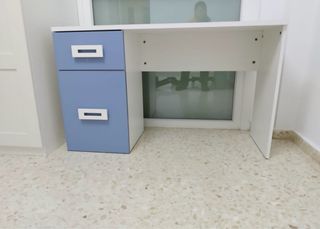 Escritorio blanco y azul