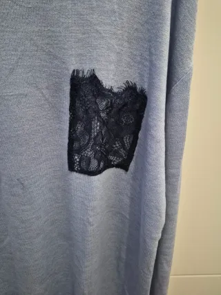 Jersey fino azul con bolsillo encaje
