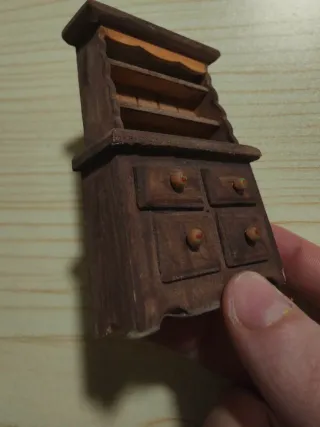 Mobiletto in legno con cassetti e mensole