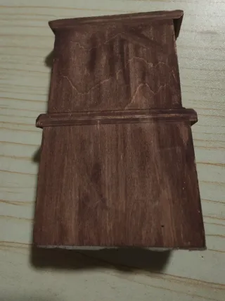 Mobiletto in legno con cassetti e mensole