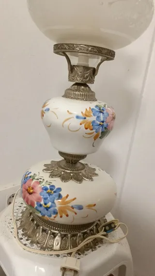 Lámpara de mesa antigua estilo quinqué