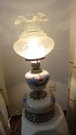 Lámpara de mesa antigua estilo quinqué