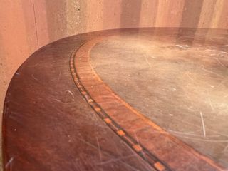 Preciosa mesita auxiliar con marquetería