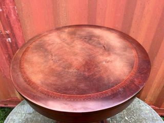 Preciosa mesita auxiliar con marquetería