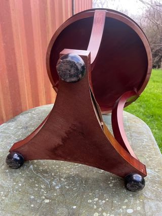 Preciosa mesita auxiliar con marquetería