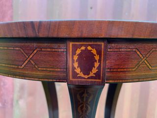 Preciosa mesita auxiliar con marquetería